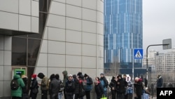 Ljudi u redu ispred bankomata, Kijev, Ukrajina, 24. februar 2022.