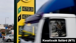 A Mobil Hofherr Albert utcai üzemanyagtöltő-állomása Budapesten 2021. november 15-én.