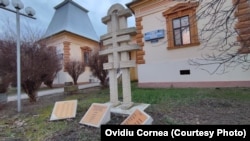 Monumentul dedicat victimelor - uciși, arestați sau deportați - măsurilor provocate de autoritățile comuniste după rebeliunea de la Șepreuș din 1949.