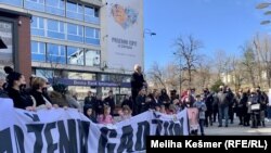 Roditelji i građani traže odgovornost za smrt djevojčice. Protesti u centru Sarajeva, 18. februar 2022. godine