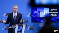 На питання журналістів, чи він вважає дії Москви вторгненням, Єнс Столтенберґ нагадав, що таке вторгнення вже сталося в 2014 році