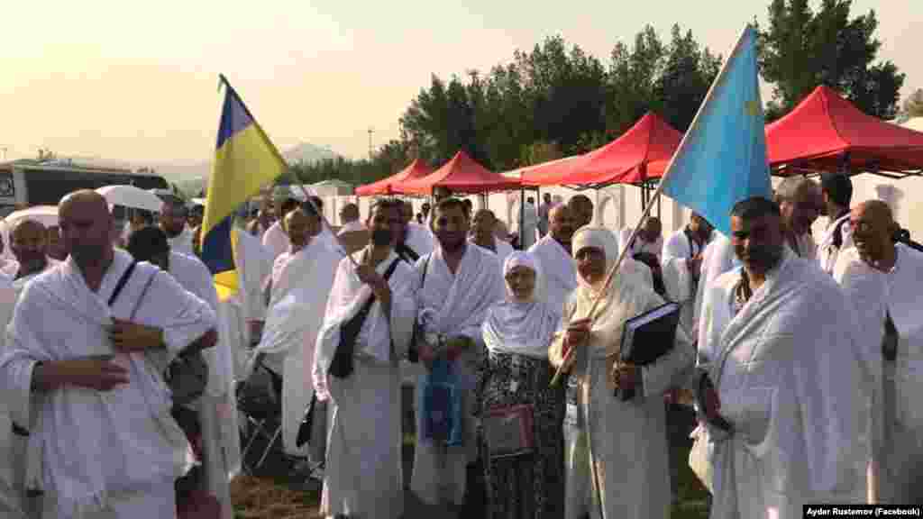 Мусульманські паломники розпочали 29 липня хадж із обмеженнями на проведення через вимушене рішення Саудівської Аравії значно скоротити кількість людей, яким дозволено брати участь у щорічному релігійному зібранні в місті Мецці. Минулого місяця влада Саудівської Аравії заявила, що тільки &laquo;дуже обмежена кількість&raquo; мусульман різних національностей, які вже проживають у Саудівській Аравії, зможе здійснити хадж. У повідомленнях ідеться про те, що число вірян цього року оцінюють на рівні до 10 тисяч. Рішення про заборону хаджу для паломників із-поза меж Саудівської Аравії є першим у сучасній історії королівства. А ось так було до пандемії. Делегація кримських прочан під час хаджу, серпень-вересень 2017 року