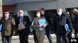 Управляващите от ГЕРБ подадоха документи за регистрация за предстоящите избори в ЦИК в последния възможен ден заедно със СДС. Общо осем коалиции и 31 партии са подали документи за участие