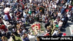 Участники шествия "Бессмертного полка"  в Парке Победы. Душанбе, 9 мая 2019 года 