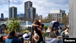 Një bar në Londër pas lehtësimit të masave kundër pandemisë. 