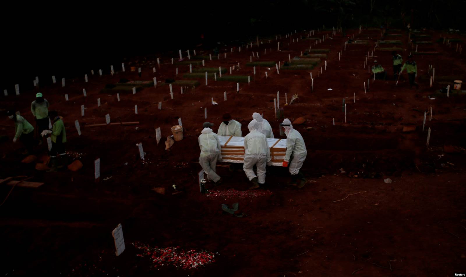 Një zonë e ndarë në tërësi për viktimat me koronavirus në Indonezi.
