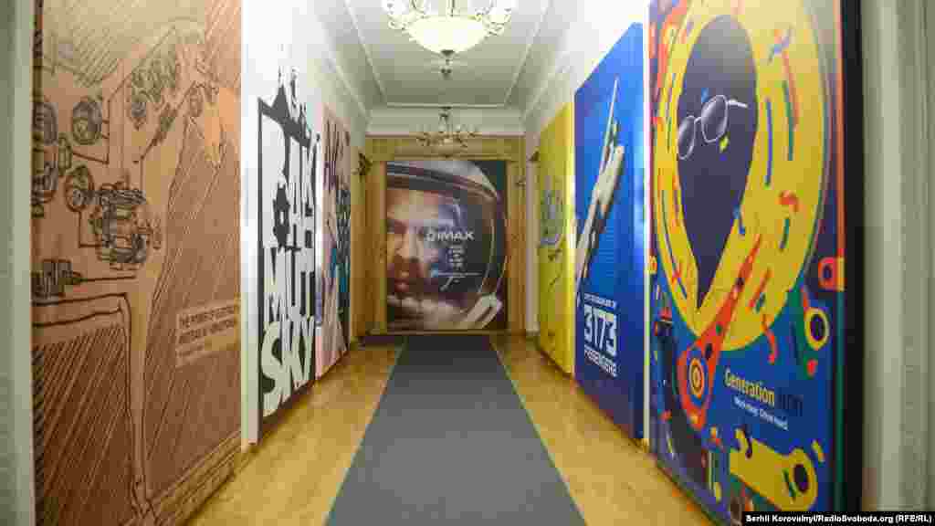 Всі постери були намальовані дизайнерами та художниками студії Direct 96