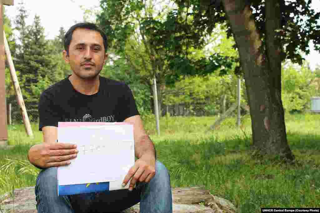 Ali Reza Durani bio je socijalni radnik u općinskom središtu u Kandaharu, u Afganistanu. Pobjegao je, nakon što je napadnut od strane ljudi koji su povezani sa talibanima. Najvažnija stvar koju je donio sa sobom u Mađarsku bio je telefonski broj njegove obitelji, koji je zapamtio tijekom leta. 