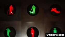 Pеленые и красные человечки Романа Тыца; награда художнику - месяц заключения.