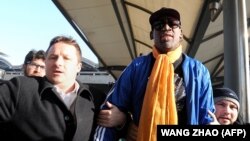Michael Spavor kanadai üzletember Dennis Rodman volt amerikai kosárlabdázóval, miután Észak-Koreából megérkeztek Pekingbe 2014. január 13-án
