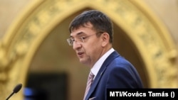 Domokos László, az Állami Számvevőszék elnöke az Országgyűlés plenáris ülésén 2020. július 2-án. (Fotó: MTI/Kovács Tamás)