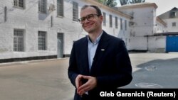 Міністр Денис Малюська на тлі слідчого ізолятора в Києві