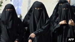 رجا عبدالله الصانع می گوید: زنان در عربستان سعودی اگرچه بسيار برای گفتن دارند ولی شهامت ابراز نظر در مقابل عموم را ندارند.