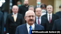 Juhász Miklós alkotmánybíró leteszi az esküt az Országgyűlésben 2020. március 24-én