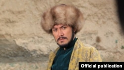 Азиз Мурадилаев Алымбек датканын ролунда.