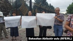 Пикет в защиту «Азаттыка» у здания парламента.