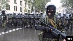 Проблемой остается в стране то, что ни одна власть пока не смогла выработать подход к применению силы