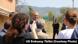 Спустя девять дней после возобновления в селе Гугутианткари процесса бордеризации сюда прибыли аккредитованные в Грузии дипломаты