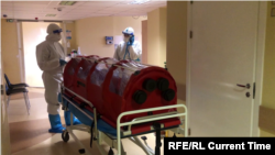 Латвияда коронавируска каршы дарылаган ооруканадагы бейтап жана дарыгерлер.