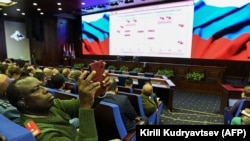 La o prezentare a exercițiului militar atașaților diplomatici străini