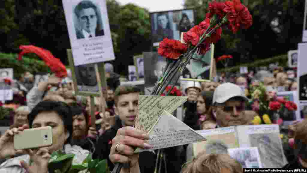 У руках несли все: від портретів дідів до листів і плакатів