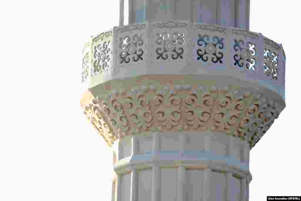 Мечиттин архитектуралык түзүлүшү Түркиядагы мечиттерге түспөлдөш болуп, мунаралары кыргыз оймолору менен кооздолгон.
