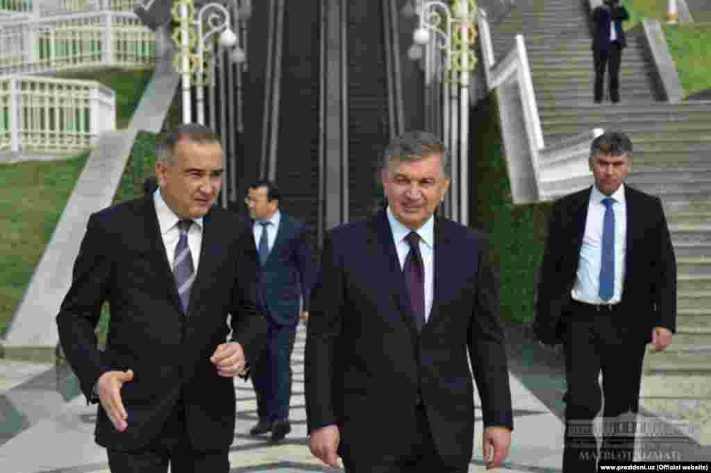 Президент Шавкат Мирзияев совершил прогулку по парку &quot;Ашхабад&quot;, Ташкент, 6 апреля