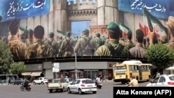 Транспортні засоби проїжджають повз величезний банер на площі Революції в Тегерані, 24 червня 2025 року, ілюстративне фото