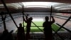 Câțiva muncitori înlătură schelele de pe stadionul Al Bayt din orașul Al Khor, Qatar, 29 aprilie 2019. Muncitorii care au construit stadioanele Cupei Mondiale de fotbal au lucrat deseori în condiții grele și au fost suspuși mai multe forme de abuz și rele tratamente.