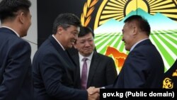 Бакыт Төрөбаев менен Ван Лисин баштаган топтордун жолугушуусу. Бишкек, Кыргызстан.