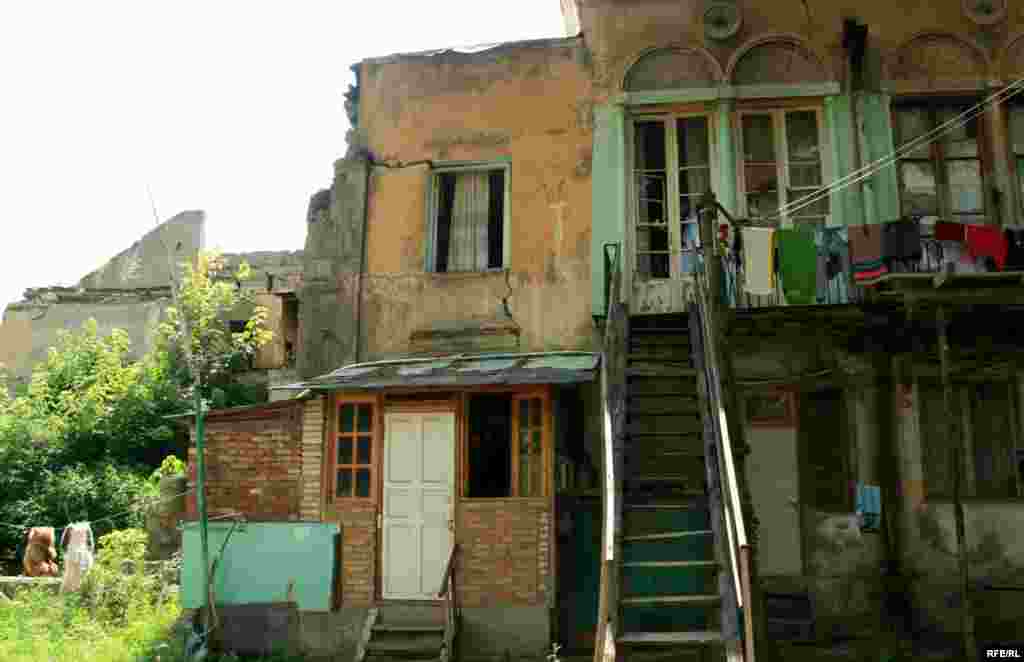 Часть этого здания уже обрушилась, вторая половина - на очереди.