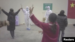 Oboljeli od koronavirusa i medicinsko osoblje plešu u improviziranoj bolnici u Wuhanu u Kini, 10. februar 2020.