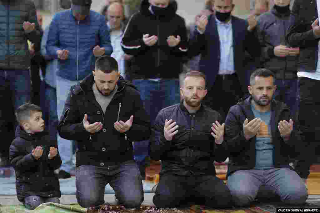 Косовски мюсюлмани на сутрешната молитва в Прищина.