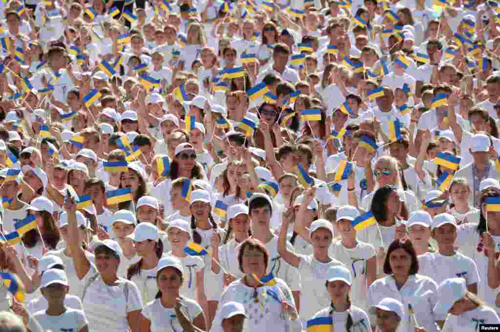 Частина офіційної &laquo;Ходи гідності&raquo;, організованої керівництвом держави