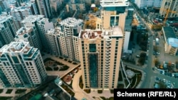 У 2021 році Комар став власником апартаментів у ЖК «Бульвар Фонтанів» у центрі Києва