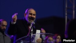  Никол Пашинян тарапташтары менен аянтта. Ереван. 2021-жылдын 1-марты. 