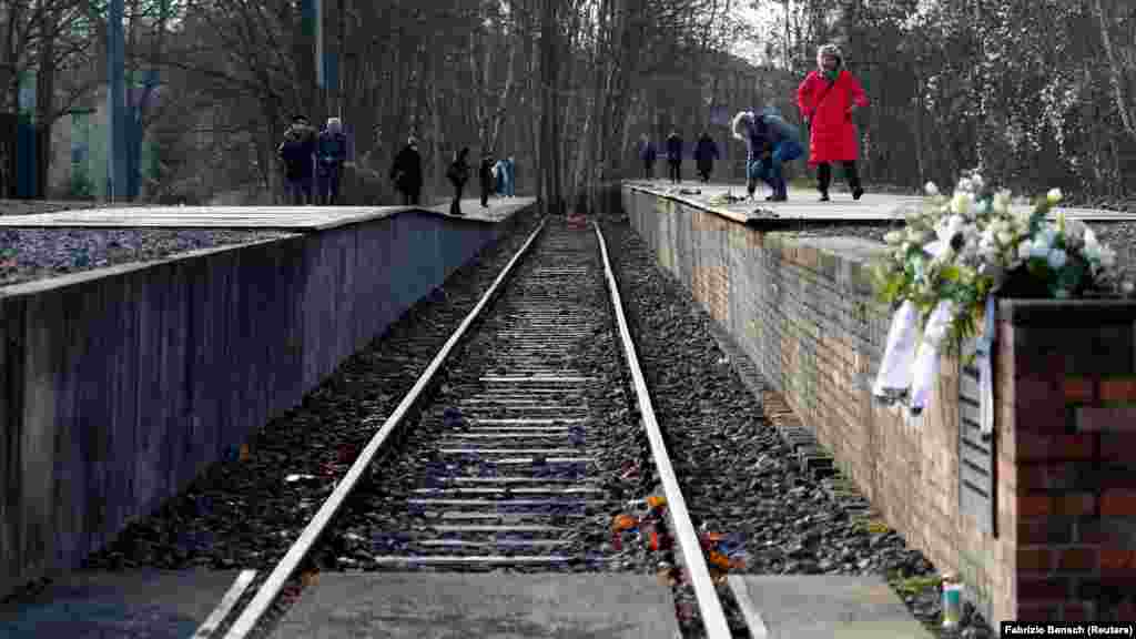Látogatók a &quot;17-es vágány emlékműnél&quot; Berlinben.