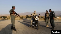 Kontrola afganistanske policije u blizini Kabula