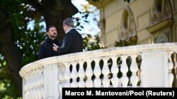 Президент України Володимир Зеленський (ліворуч) та прем'єр-міністр Великої Британії Кір Стармер (праворуч) розмовляють на віллі Волконських в Римі, Італія, 26 квітня 2025 року