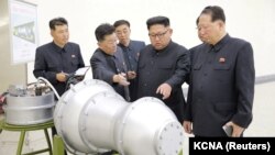 Архівне фото: лідер Північної Кореї Кім Чен Ин дає вказівки вченим-ядерникам біля водневого вибухового пристрою чи його макету, офіційне фото державного агентства ЦТАК