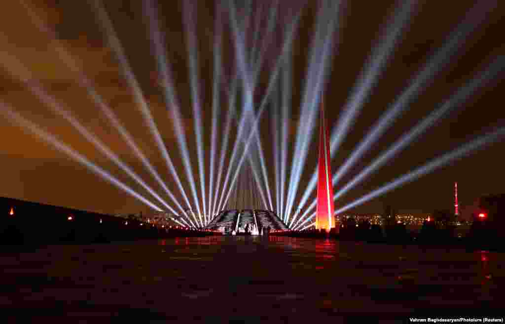 Спомен-служба во Ереван, во знак на одбележување на масовните убиства врз Ерменците од страна на отоманските Турци, во 1915 година.&nbsp;