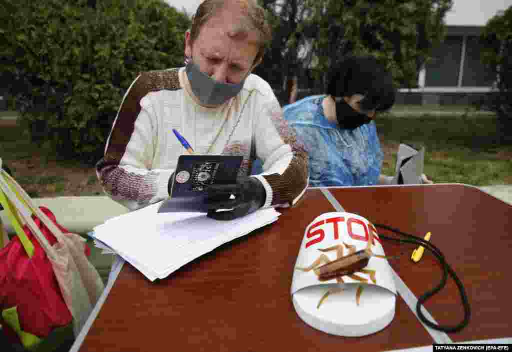 Прихильники опозиції перед капцем, що став символом протестного руху. За словами лідерів протесту, чинний президент являє собою таргана, а взуття &ndash; це зброя для того, щоб &laquo;розчавити&raquo; його &nbsp;