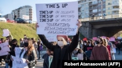 Fotografi nga një protestë në Shkup në mbështetje të viktimave të grupit “Dhoma publike”.
