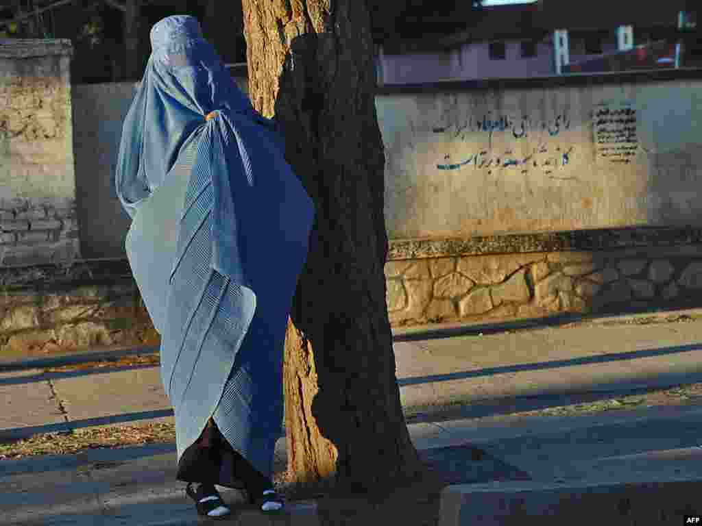 Женщина ждет такси. Герат. 