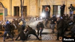 Поліція застосовує сльозогінний газ проти протестувальників, Тбілісі, Грузія 28 листопада 2024 року