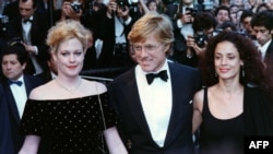 Robert Redford, regizor al filmului tradus la noi ca Milagro, Război și secetă - The Milagro Beanfield War alături de actrița americană Melanie Griffith (stânga) și actrița braziliană Sônia Braga, la cea de-a 41-a ediție a Festivalului de Film de la Cannes - 15 mai 1988.