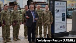 Лідер Меджлісу Рефат Чубаров серед військових-кримських татар