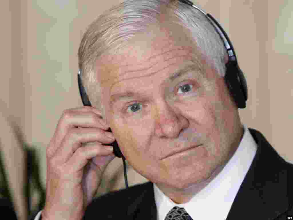 Ministri i Mbrojtjes i SHBA-ve, Robert Gates, viziton Kosovën, 7 tetor 2008. - Caption: epa01512507 US Secretary of Defense Robert Gates speaks to the media following his meeting with Kosovo leaders in Pristina, Kosovo, 07 October 2008. US Secretary of Defense is on a one-day visit to Kosovo. EPA/VALDRIN XHEMAJ 