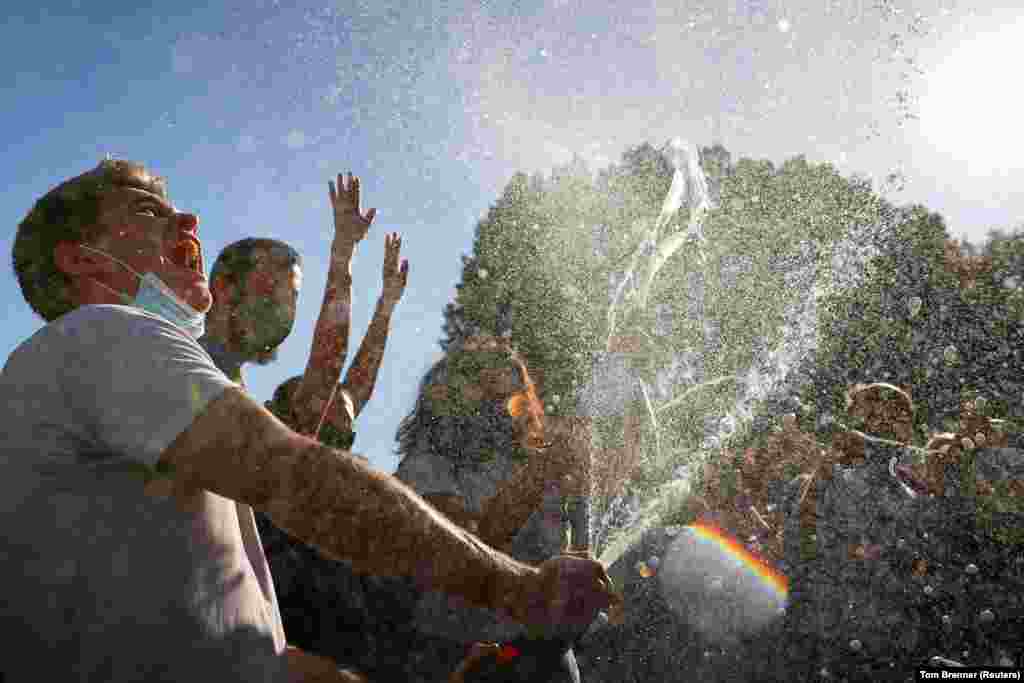 Луѓе слават во близина на Белата куќа во Вашингтон, САД на 7 ноември 2020 година.