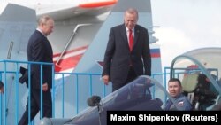 Vladimir Putin și Recep Tayyip Erdogan inspectează un avion de luptă Suhoi Su-57 în Jukovski, lângă Moscoova, 27 august, 2019.